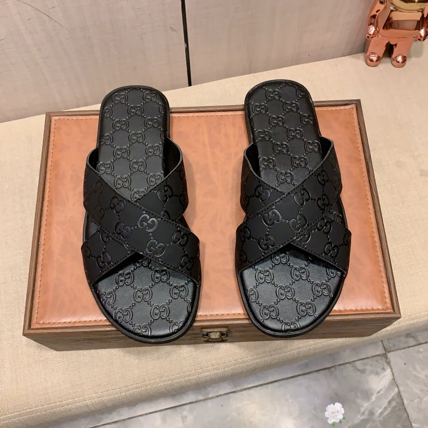 Slippers: New model: Factory price: 260💰💰🎩🎩🔥🔥《 Gucci* 》Series of slippers top purchasing agent🔍🔍Sold at the same time for men, original Italian imported webbing made of selected cowhide, exquisite workmanship,), sole: (super comfortable) original factory special sole, ⚠️exclusive double-layer movable molded sole super comfortable⚠️, real shot🎬the real thing is more beautiful🔍🔍266 regular code 38-44, can be ordered 45.